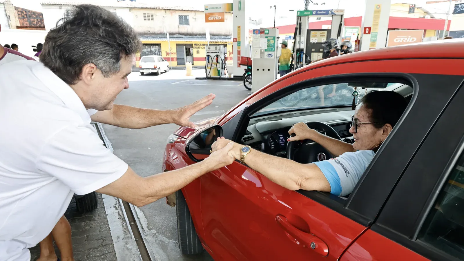 Equipe realiza pavimentação de via em Fortaleza durante o programa O Trabalho Tá na Pista