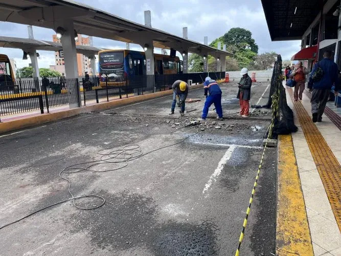 Equipe realiza reforço estrutural em plataforma do Terminal Urbano Central de Londrina